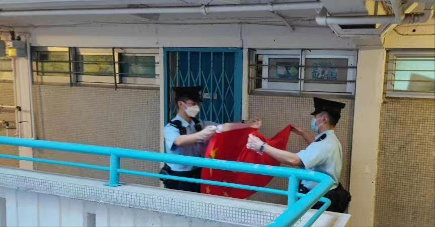 香港居民楼挂五星红旗图文,香港居民楼五星红旗