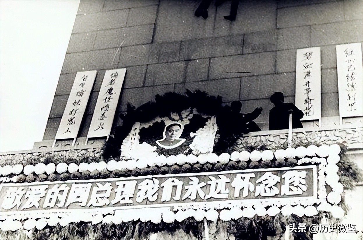 76年周总理遗体火化前，乔冠华抱棺痛哭：我来做您的儿子为您送行