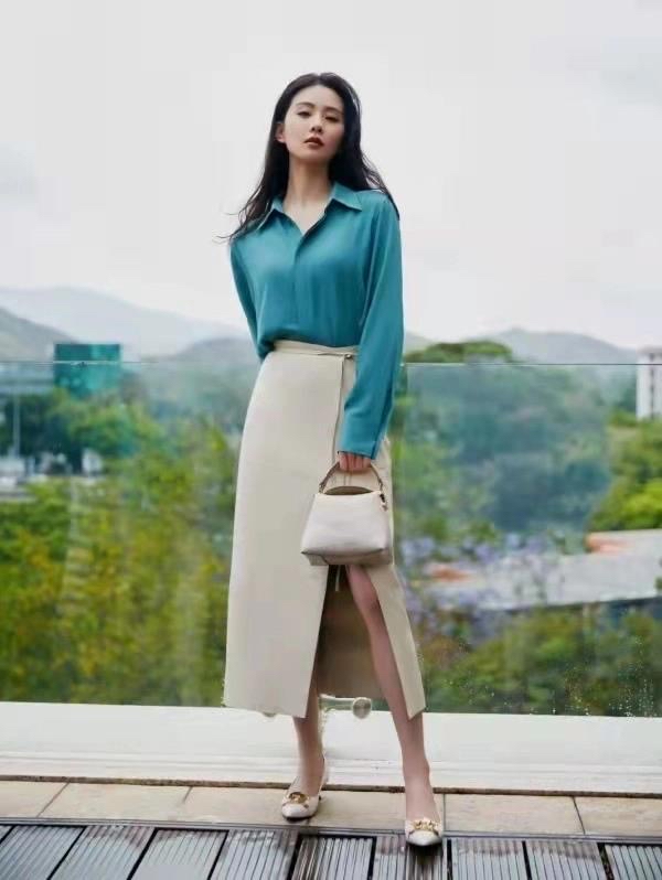 上海女人带火了种穿法，叫“上半身上班、下半身约会”，谁穿谁美