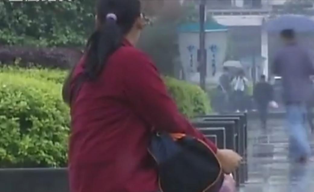 湖南罕见“双性人”，上半身女性下半身男性，因屈辱经历想变女人