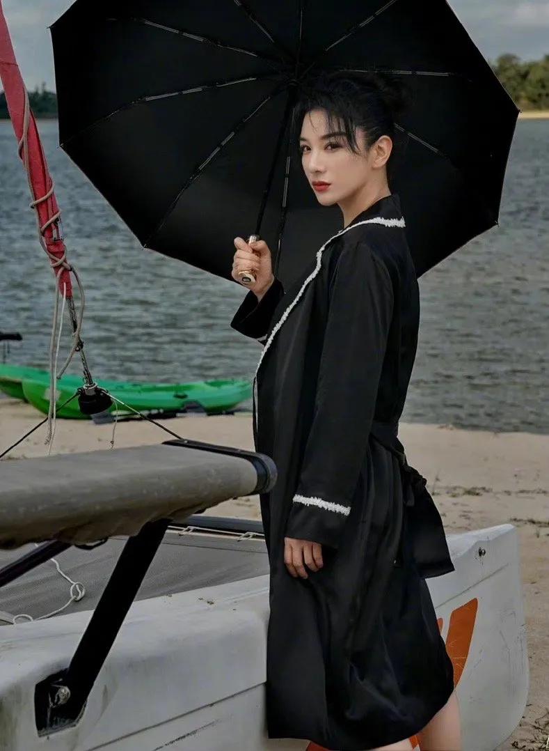 黄奕穿丝绒裙图片,黄奕穿灰红色丝绸裙子