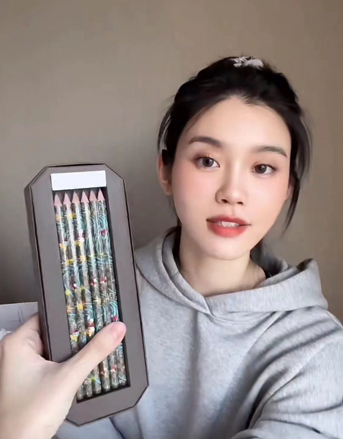 奚梦瑶1岁女儿背名牌包,奚梦瑶女儿庆生