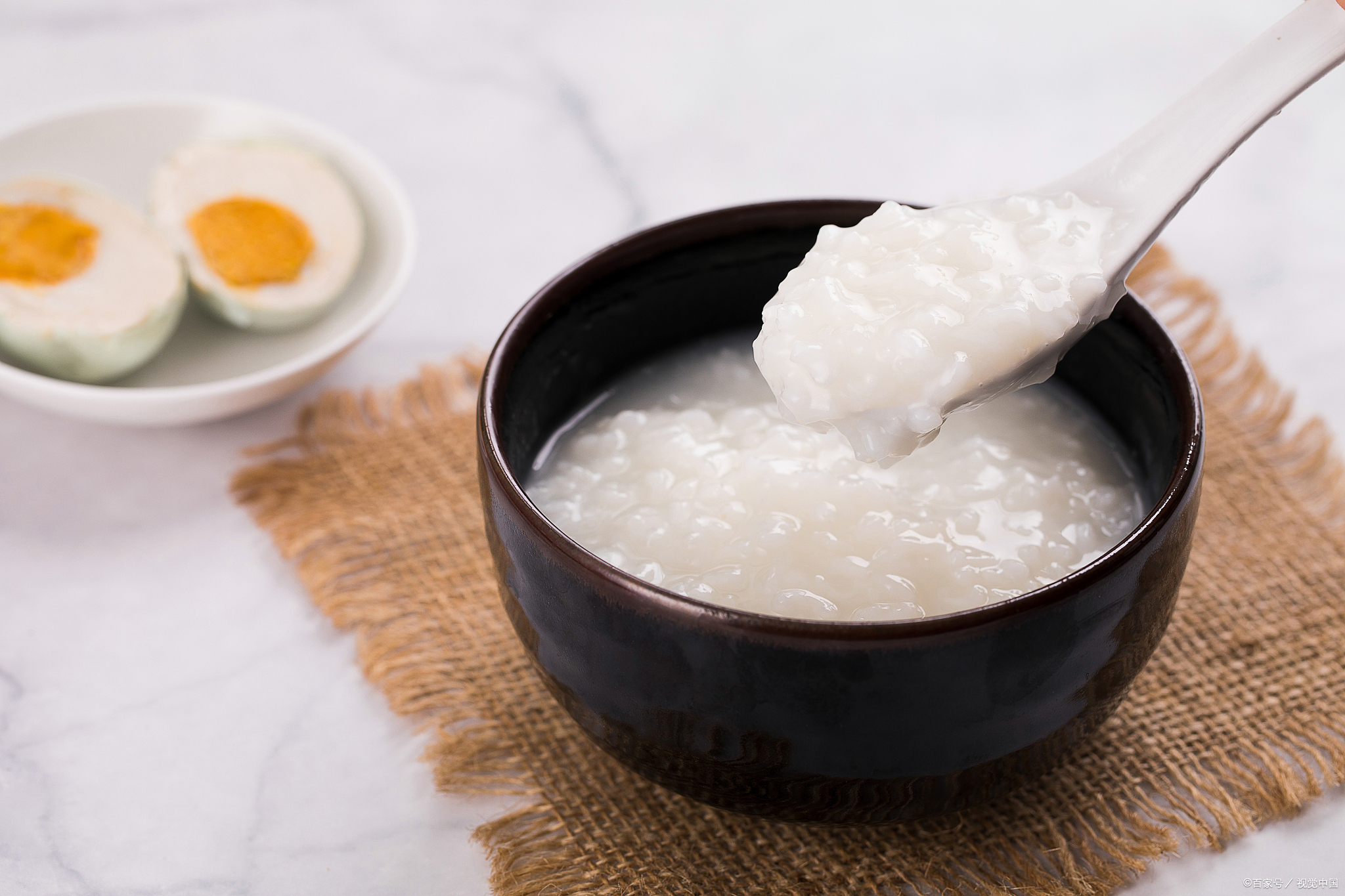 资本将手伸向了群众的早餐，大肆宣传白粥是垃圾食品