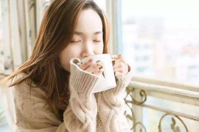 来例假突然流出很大一块血块,女性来月经有血块怎么回事