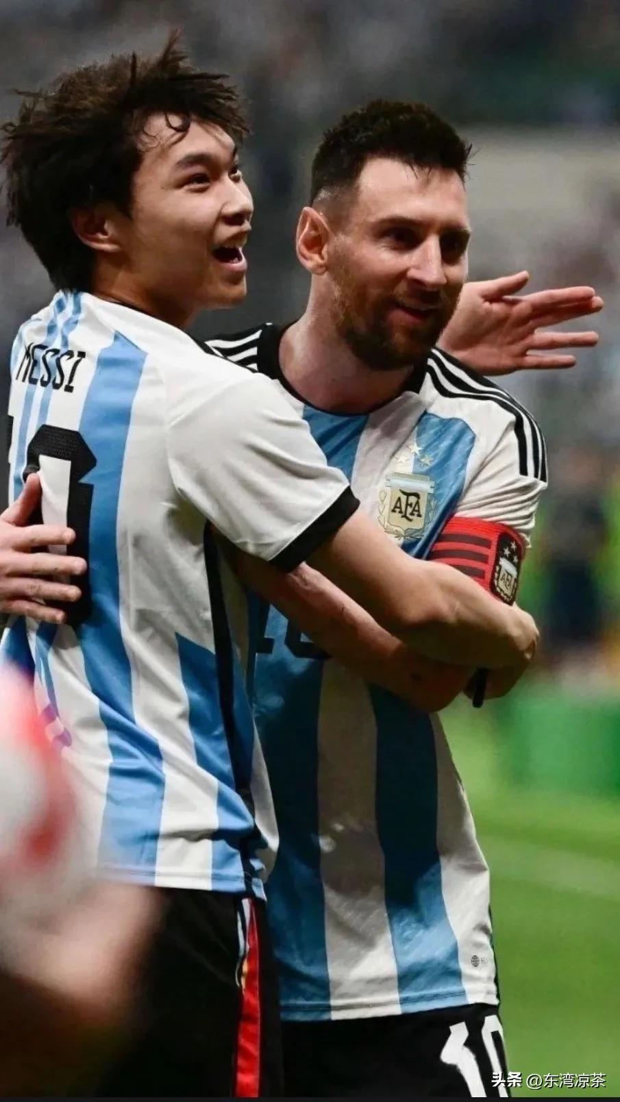 这小伙子痴迷梅西:跳下看台冲向偶像，小伙子太值了，肯定火了