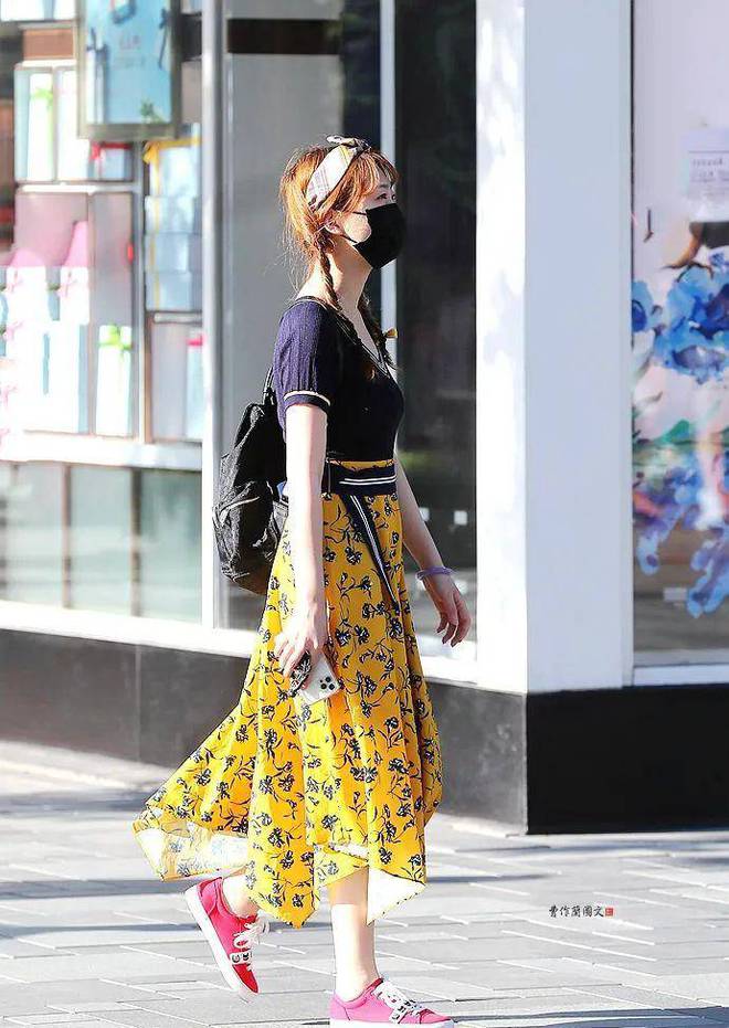 用肉色*袜丝***袜丝**就不一样了，美女是怎样用肉丝为自己加分的