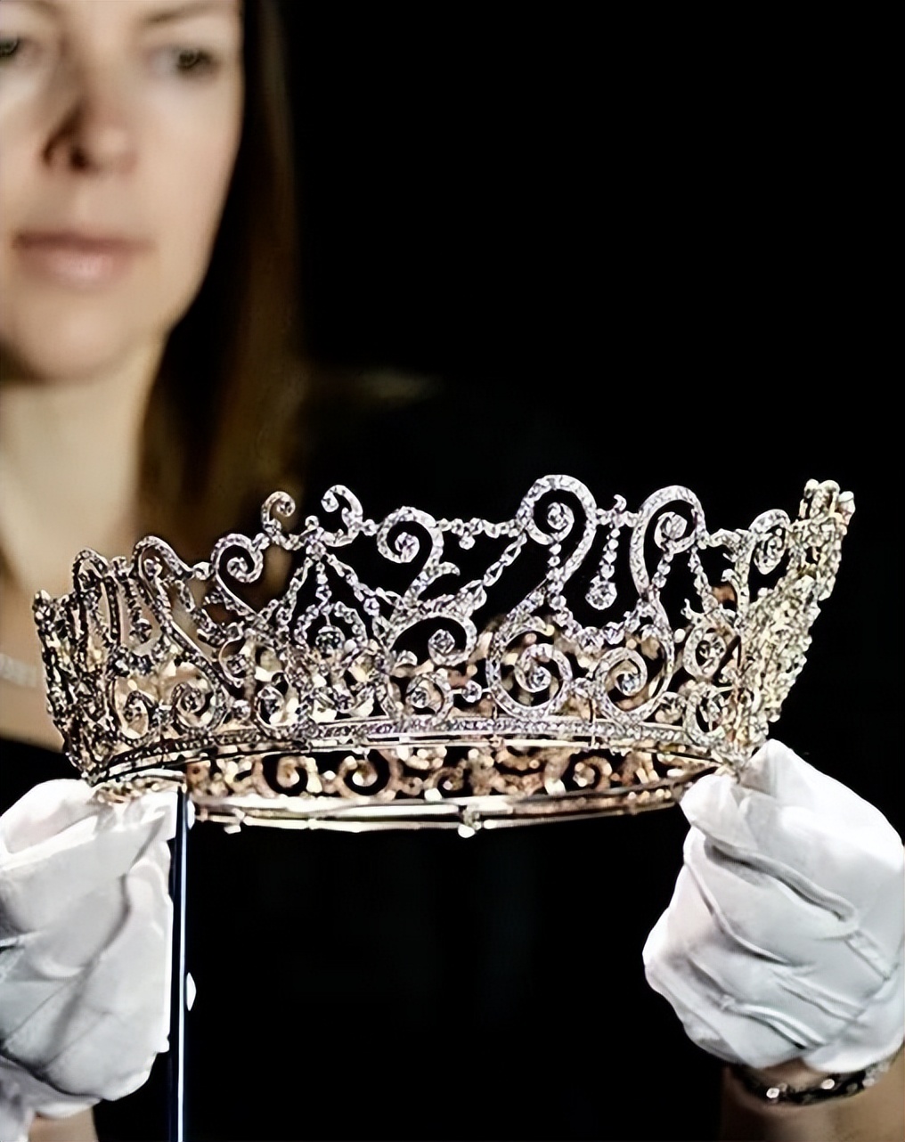 羡慕英王室“传家宝”数不胜数？学会这几招，你的珠宝盒也能常戴常新