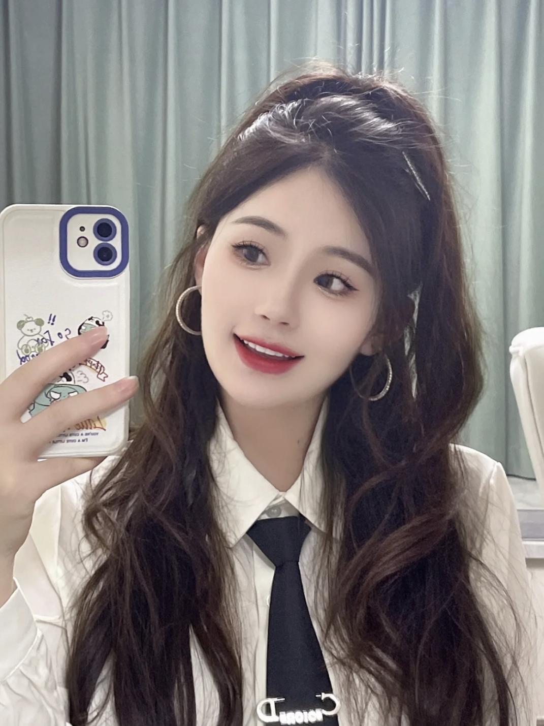 别再披头散发了教你一招秒变女神,今年别再披头散发了三款减龄发型