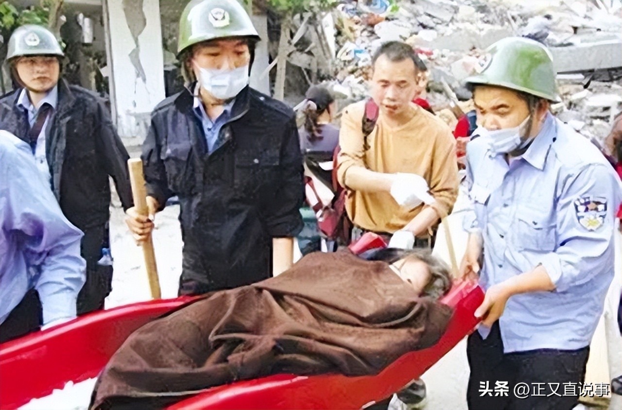 立功警犬被伤,功勋犬拍戏被炸死驯养员哭出血