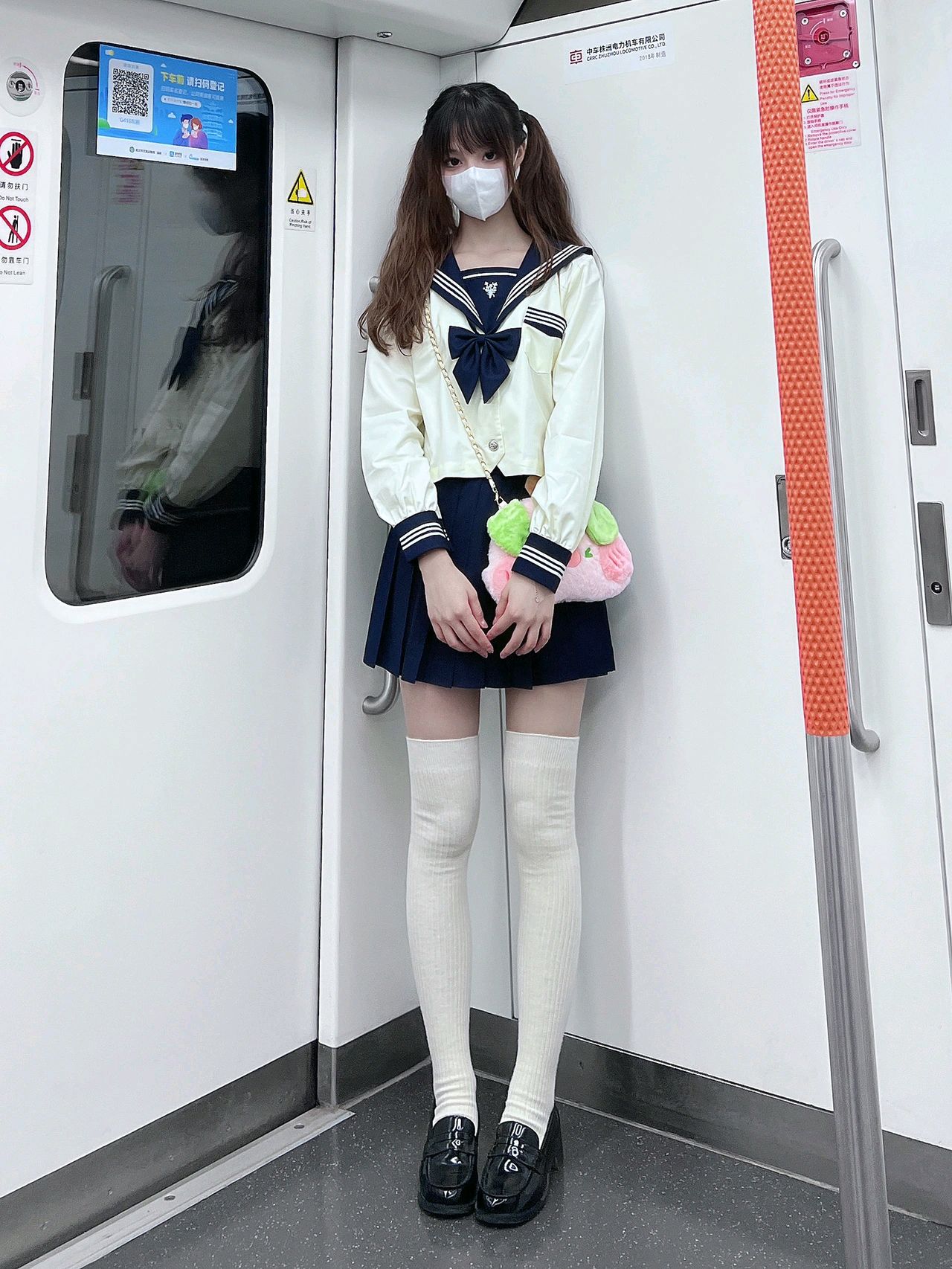 jk制服搭配什么颜色长筒袜,jk制服配白色长筒袜真的好看吗