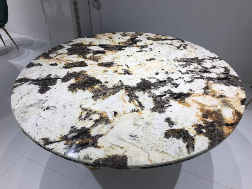 赋予餐桌新生命：金孔雀奢石在餐厅设计中的独特魅力