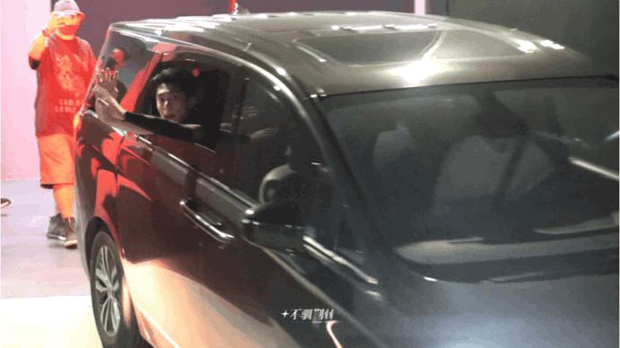 王鹤棣出席活动微博惊艳,王鹤棣一夜爆红的反应