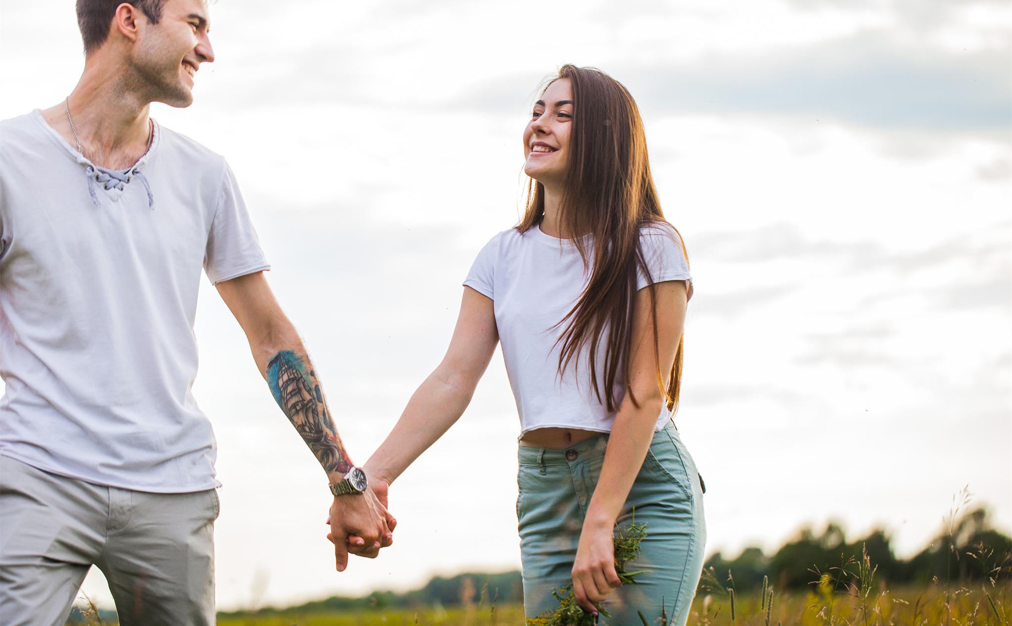 我喜欢上46岁的表姐夫，知道表姐的秘密后，吓得我连夜跑了