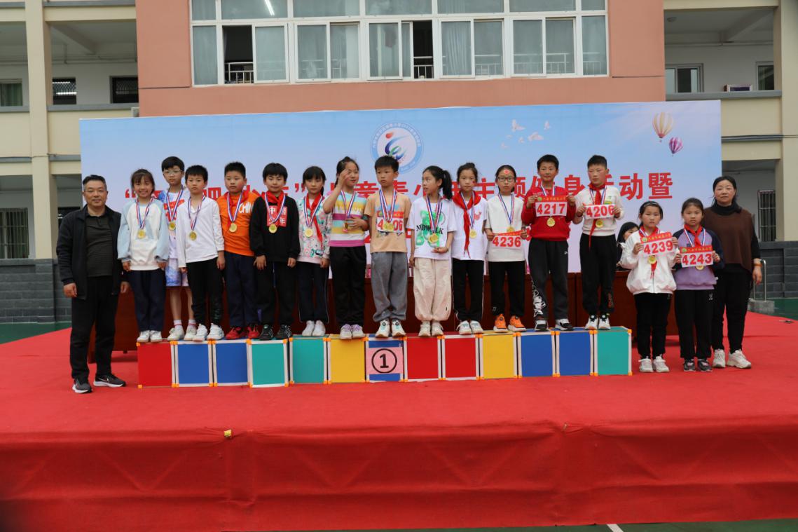 四月芳菲春意暖踏春赏花正当时,四月春意浓踏青赏花正当时