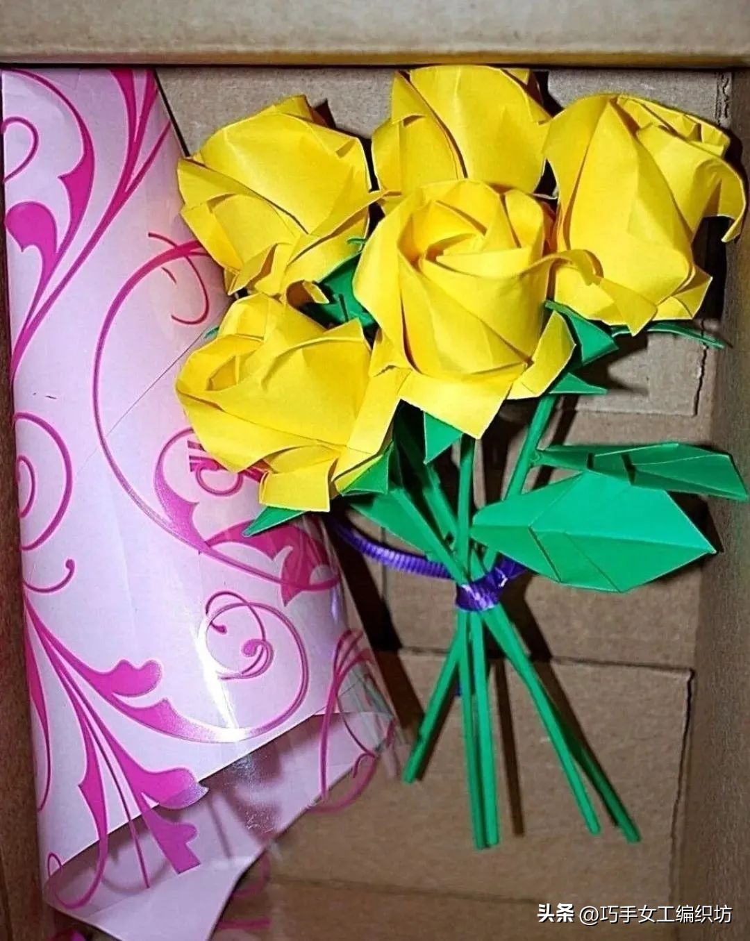 一张纸可以折一朵花,一张纸就可以叠的玫瑰花