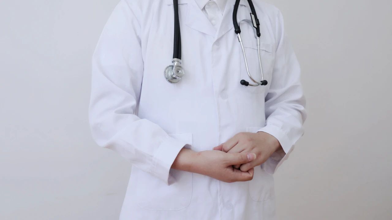 女生是如何摆脱痛经的,当女人痛经时应该怎样及时解决