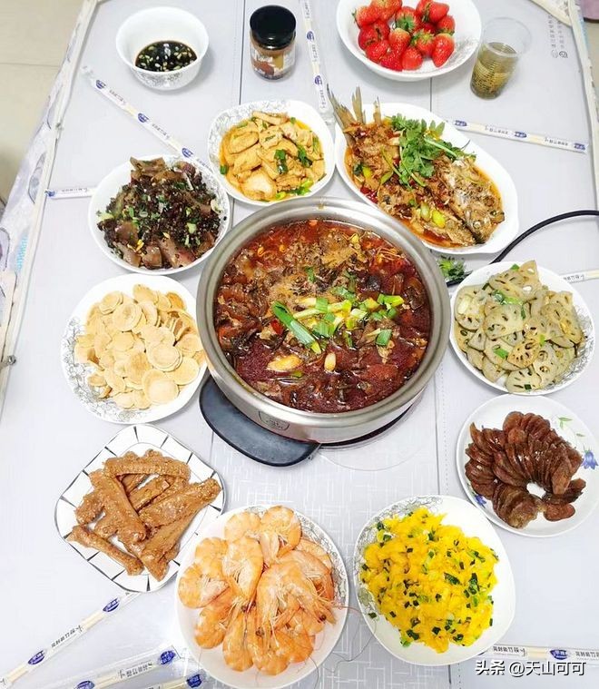 大家庭15个人的年夜饭菜单,年夜饭必备的二十道菜四口之家