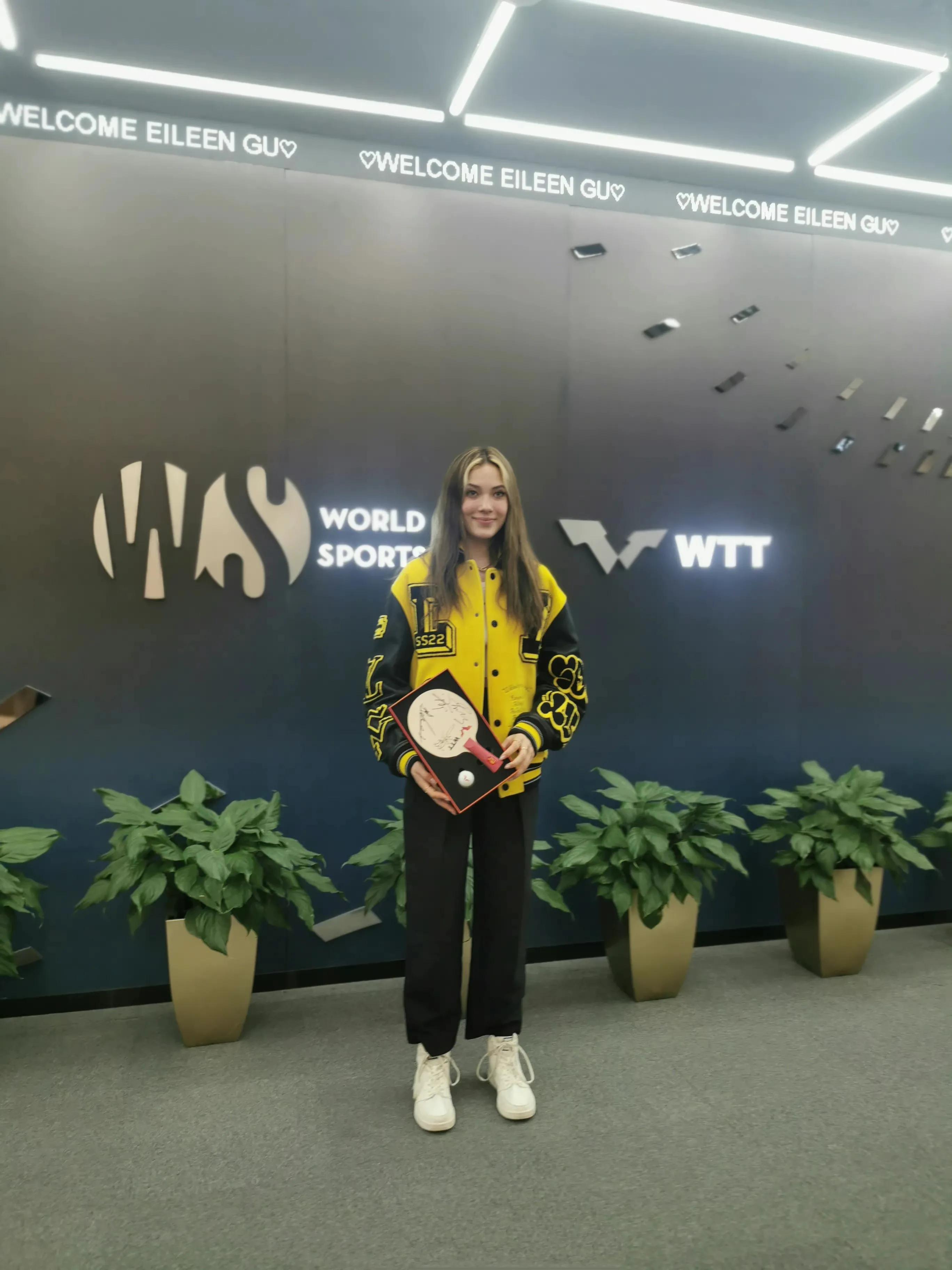 背景亮了！奥运冠军谷爱凌参观乒乓，10岁时就想在美发扬国球