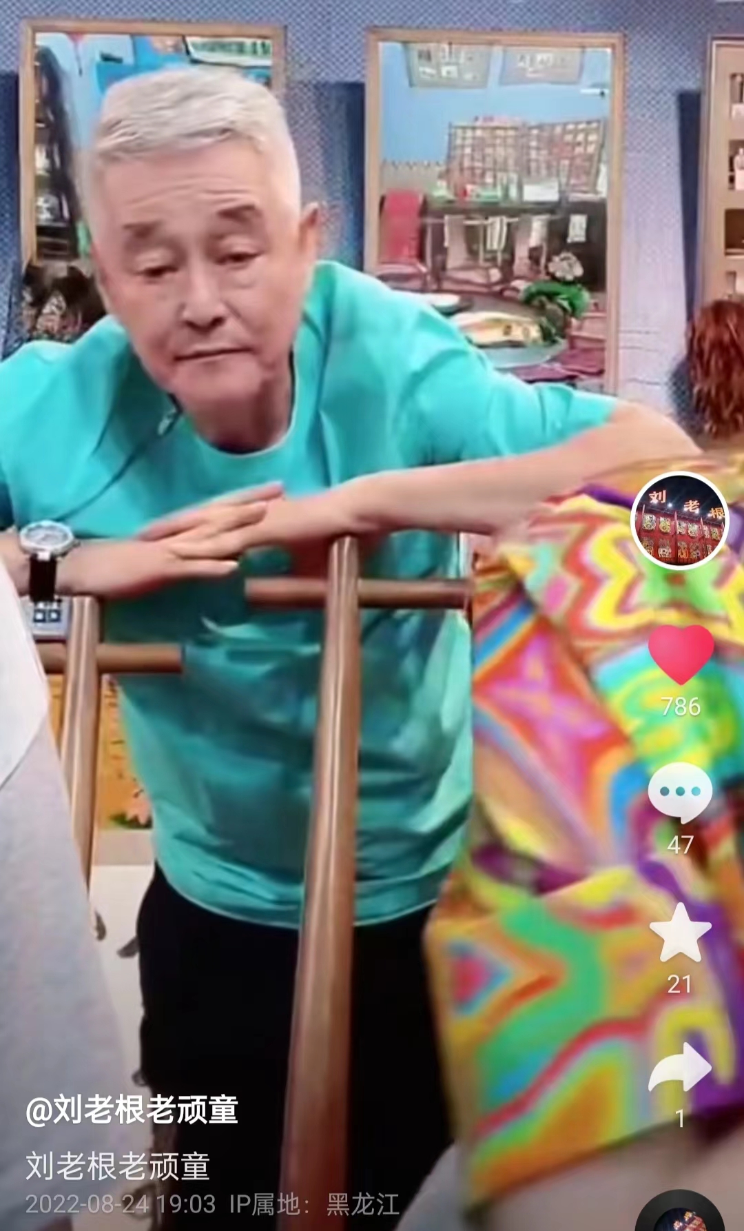 64岁赵本山身体引担忧！面色难看眼神迷离，强打精神陪女儿直播