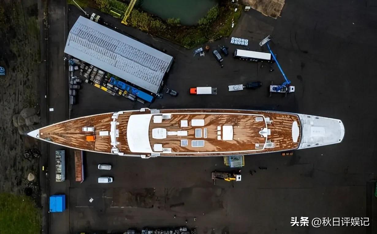 贝佐斯和桑切斯在游艇,贝佐斯乘5亿美元豪华游艇出海