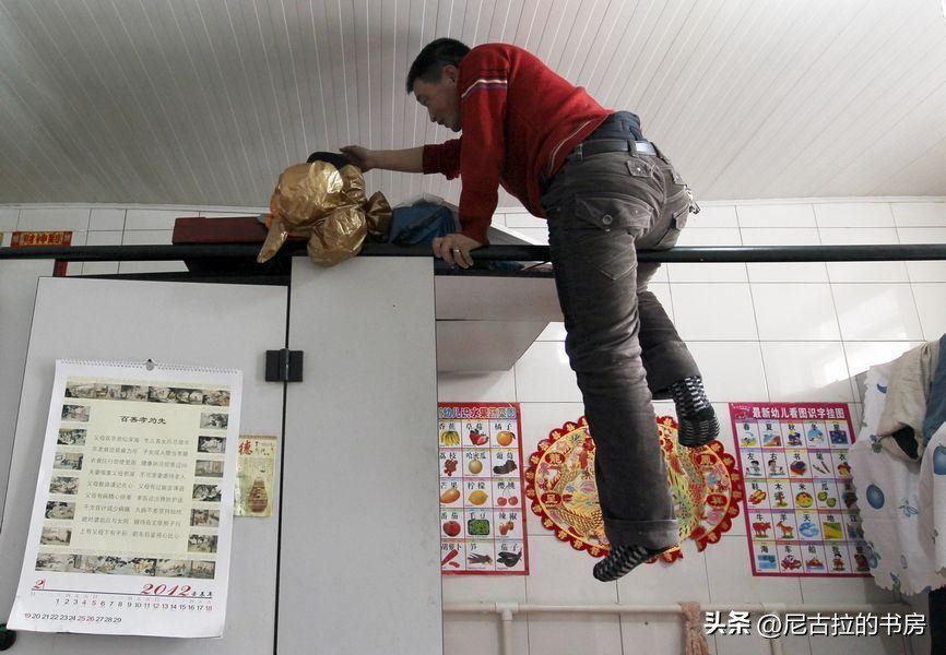 沈阳一小伙在公厕结婚生子，一住就是五年，如今孩子无法上学