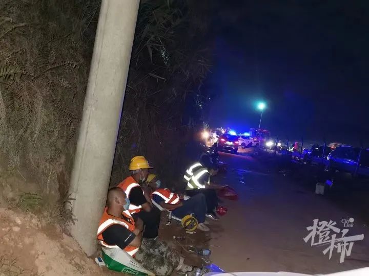 搜救现场尸体残骸,搜救附近山坡发现巨大飞机残骸