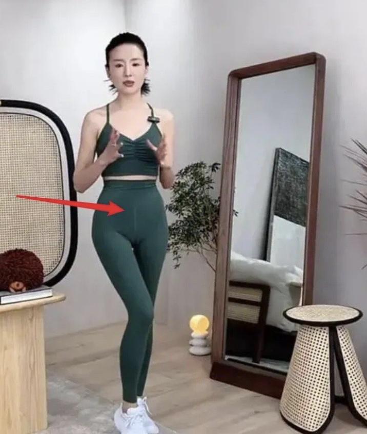 董洁身穿瑜伽裤亮相直播间,43岁董洁穿瑜伽服直播带货视频