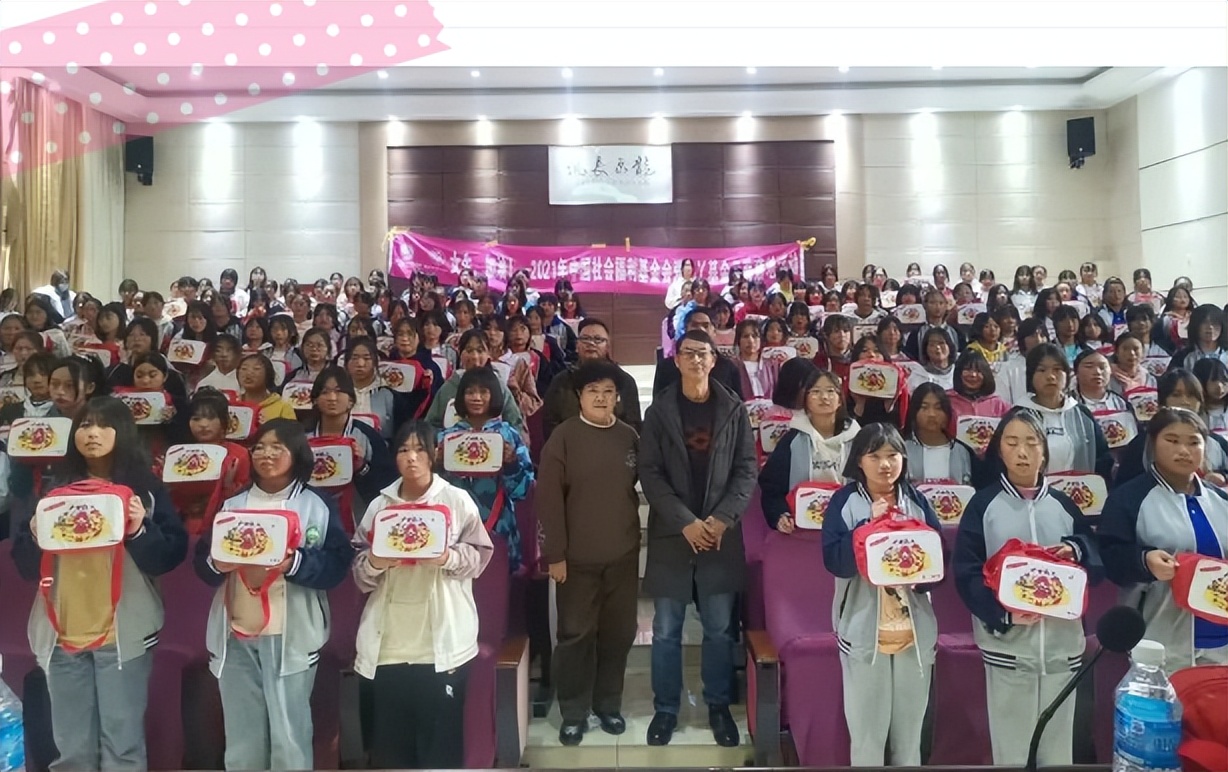 95后女大学生走进百所学校，自信谈月经，高喊“女生，加油”