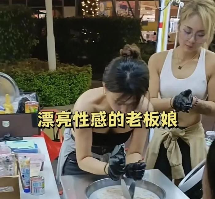 女子穿抹胸卖炒冰，生意好到不行，终是女人好赚钱啊！