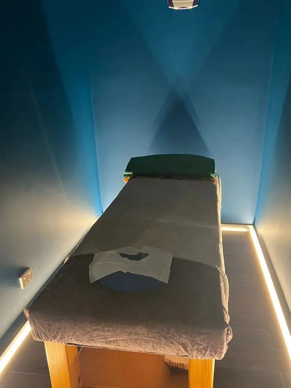 33岁关小姐在澳洲：挣脱母亲控制，远赴海外做按摩师，挣学费