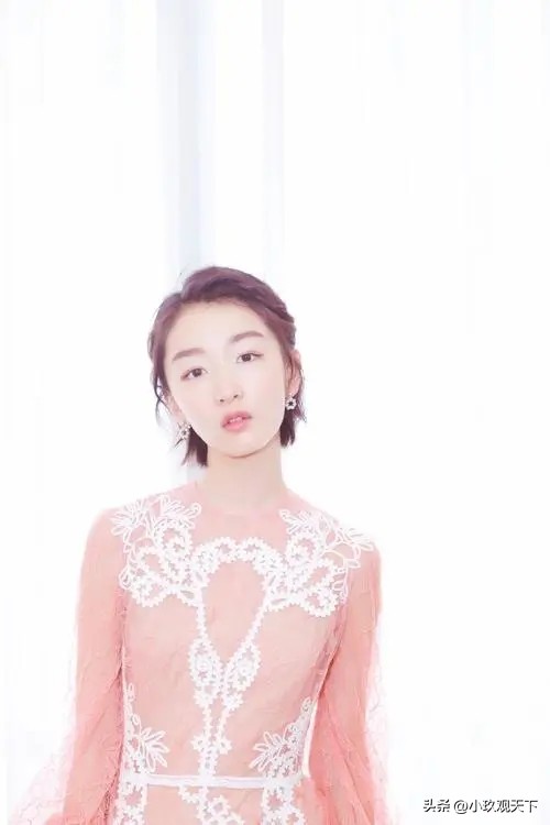 周冬雨出道十二周年获集体好评,周冬雨凭什么火得一塌糊涂