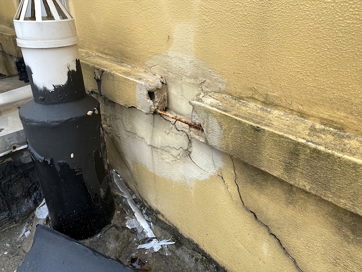 墙下雨潮湿掉皮怎么办呢,墙壁一直渗水会不会倒塌