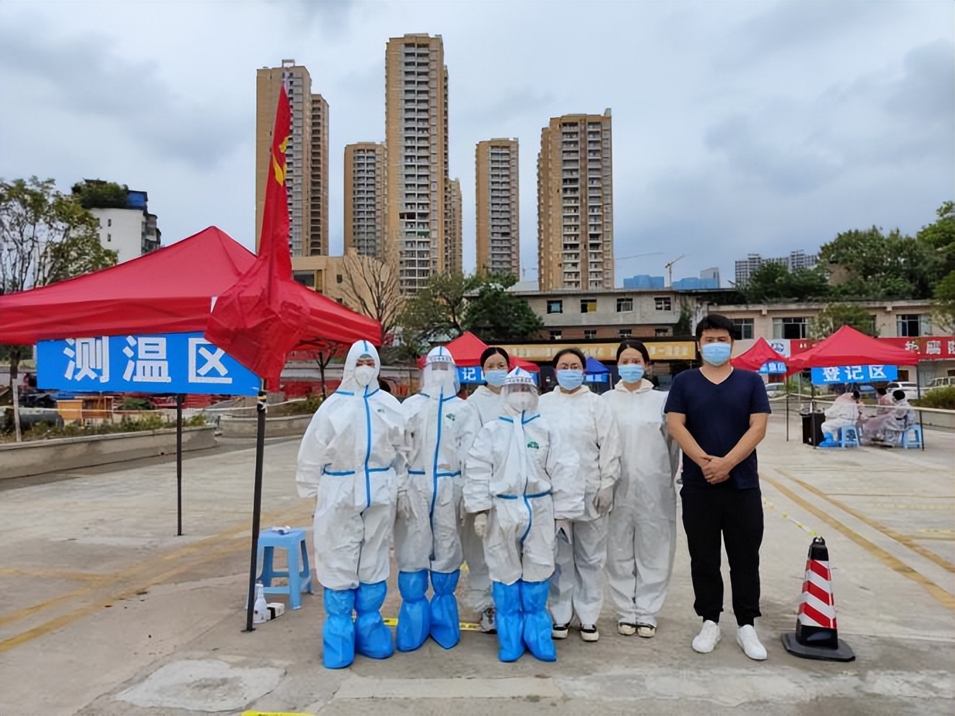 不忘初心坚守疫情防控,初心不改巾帼志愿者坚守战役前线