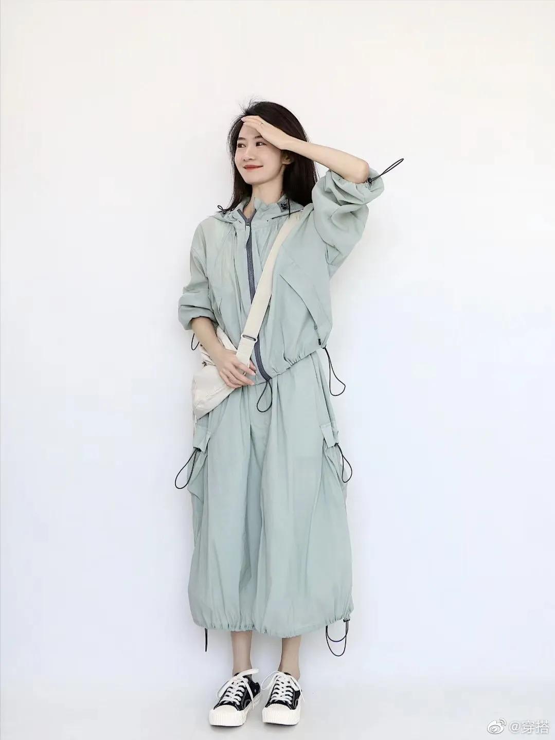 夏天怎么搭配衣服的颜色最显温柔,夏季蓝色外搭里面穿什么颜色好看