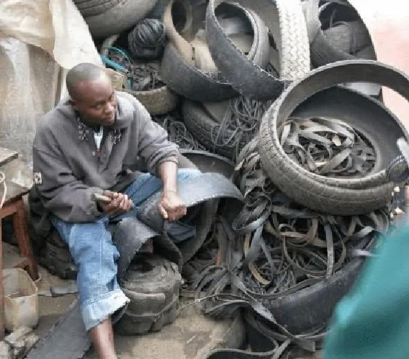 一鞋传三代，人走鞋还在。丢弃的报废轮胎，成了非洲最畅销的拖鞋