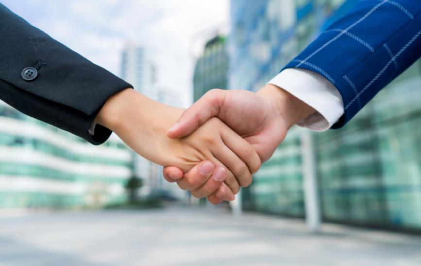 男子在餐馆砸东西被老板制服,重庆扔火锅的男子后续