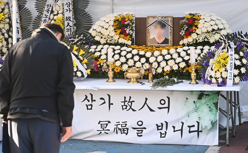 韩国面包厂女工卷入搅拌机惨死,公司给她葬礼送来两箱面包慰问?