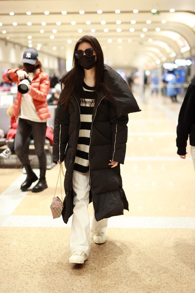 长款黑羽绒服可以搭配白裤子图集,黑色羽绒服搭配白色裤子好看吗