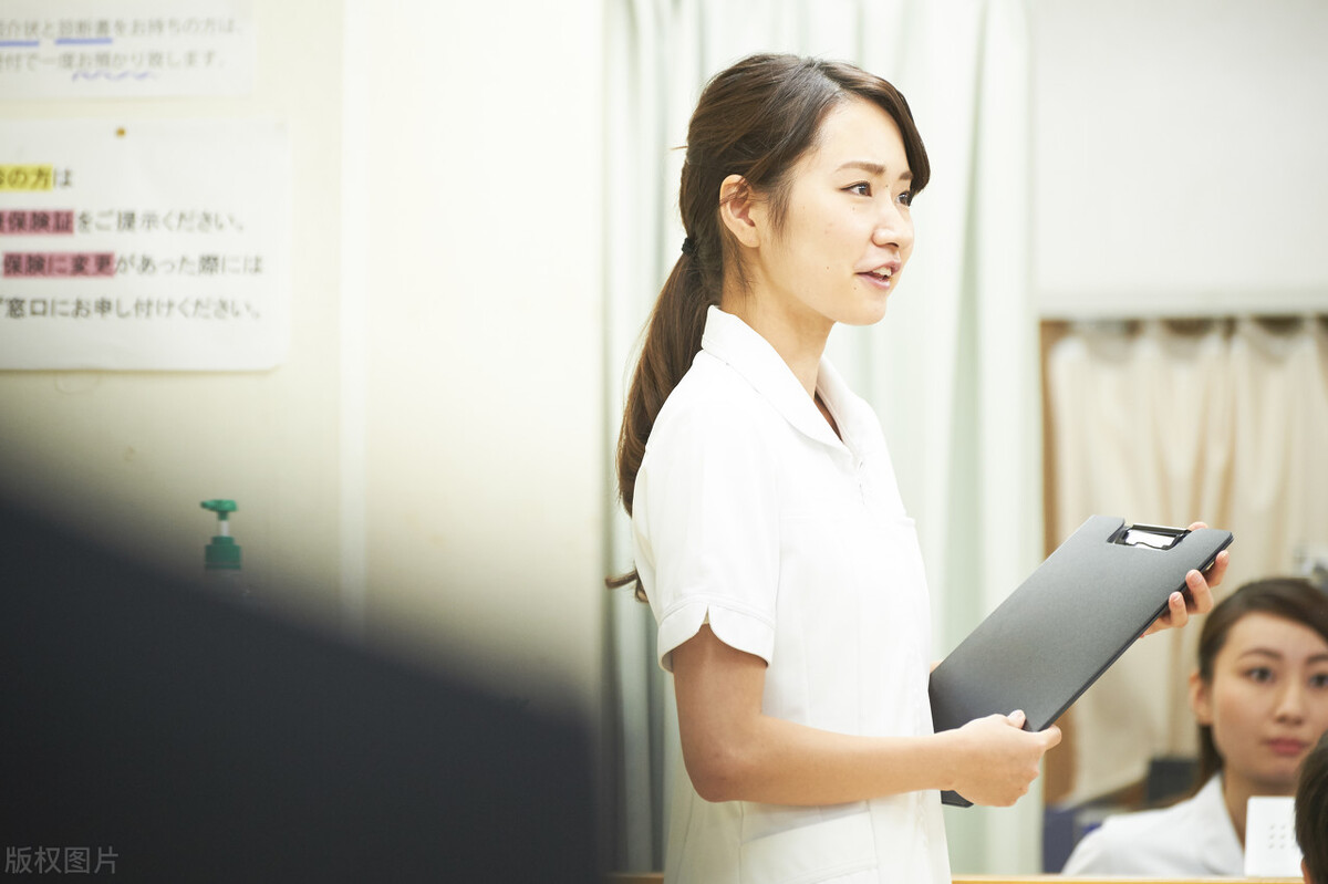 短裤上有黄色分泌物是正常吗,女性女裤有黄尿渍正常吗