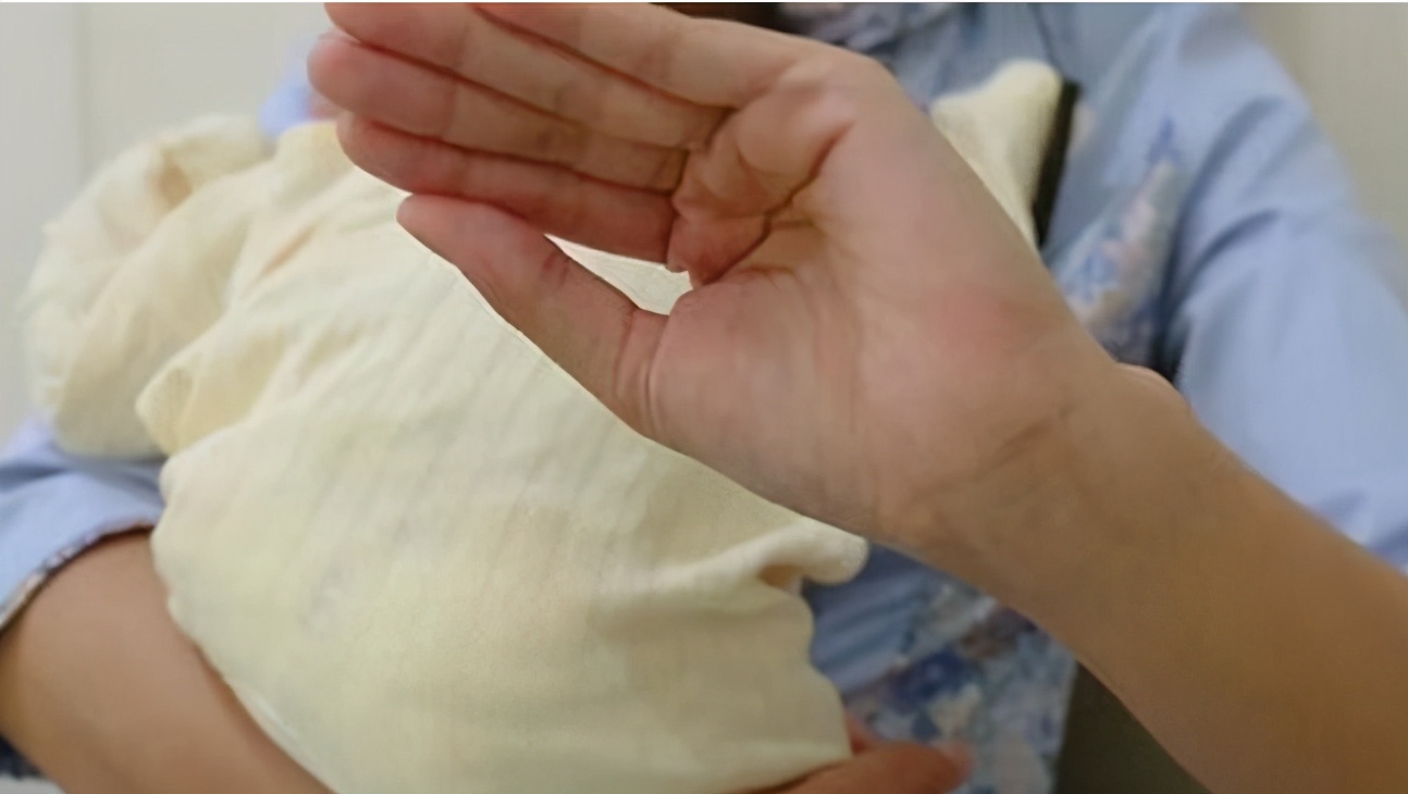 小婴儿吐奶严重看什么科,婴儿多久吐奶才会缓解