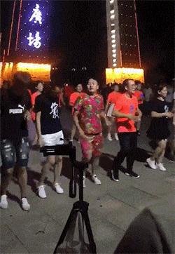 想问这姑娘衣服在哪买的,会不会挨揍?亮点