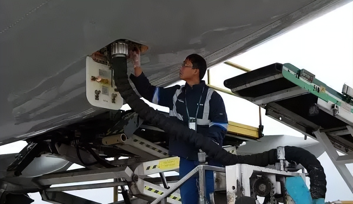 飞机上的秘密飞行员,空姐揭露飞机上的秘密