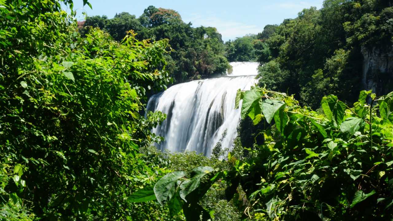 黄果树瀑布漫天扑面而来的水雾,黄果树瀑布4天旅游攻略