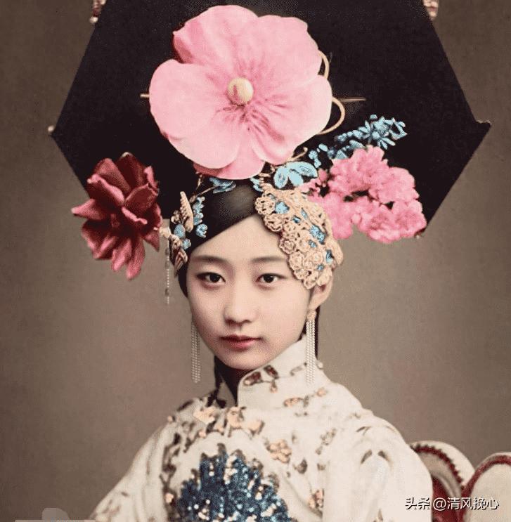 高清老照片：旗人格格大腿岔开豪放洗衣，地主三妻四妾不输女明星