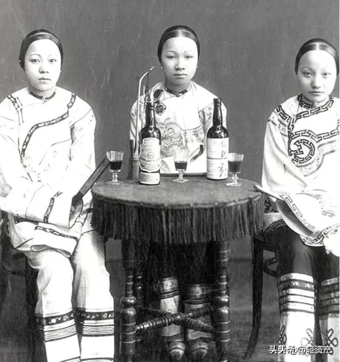 花楼女子媚态撩人，丰乳肥臀，30张真实影像惊艳时光