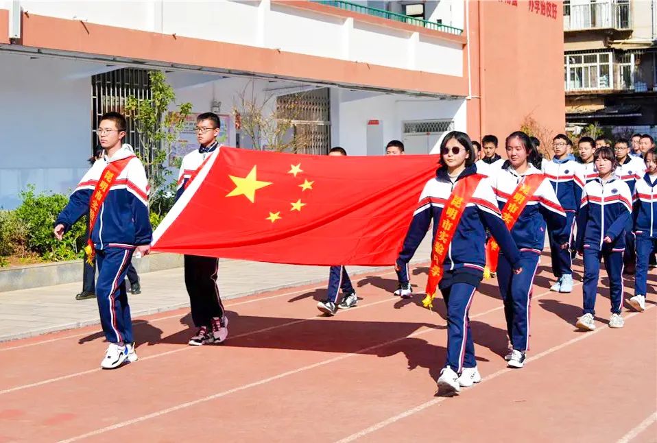 开学季校园展示打卡,开学啦冰墩墩小学生积极向上图片