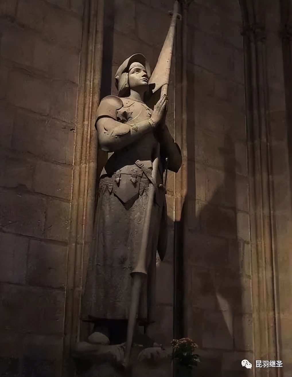 西史失算，破绽连连：真假故事都往巴黎圣母院里装，结果自相矛盾