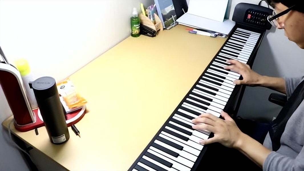 自学钢琴用手卷钢琴靠谱吗,买钢琴应该买电子钢琴还是手卷琴