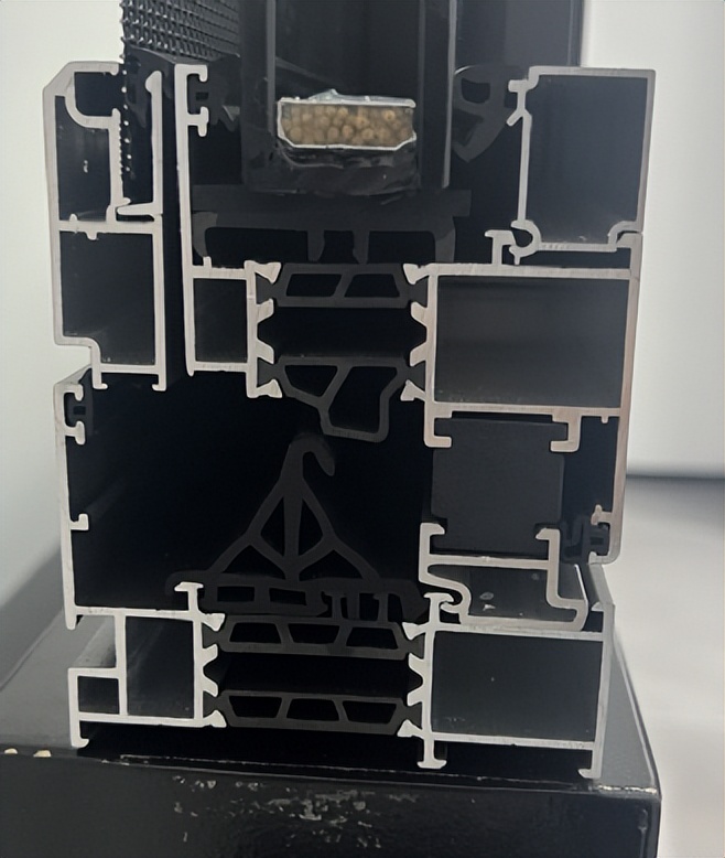 实拍断桥铝加工厂,断桥铝工厂现场实拍