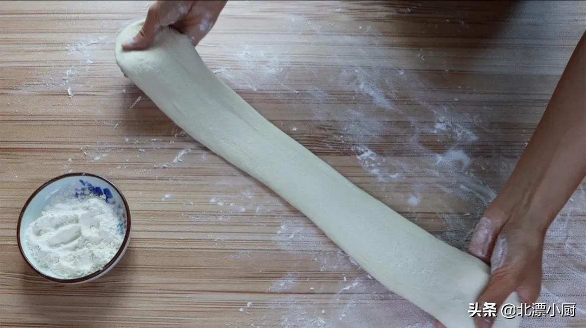 自制油条的简单做法晚上和面,自制小油条简单做法用什么水和面